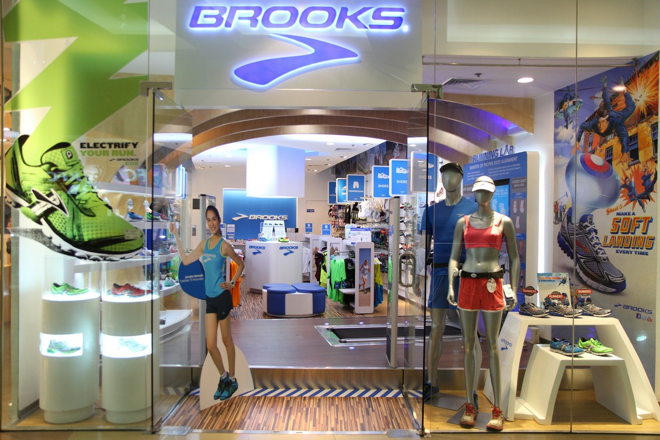 brooks running tops womens